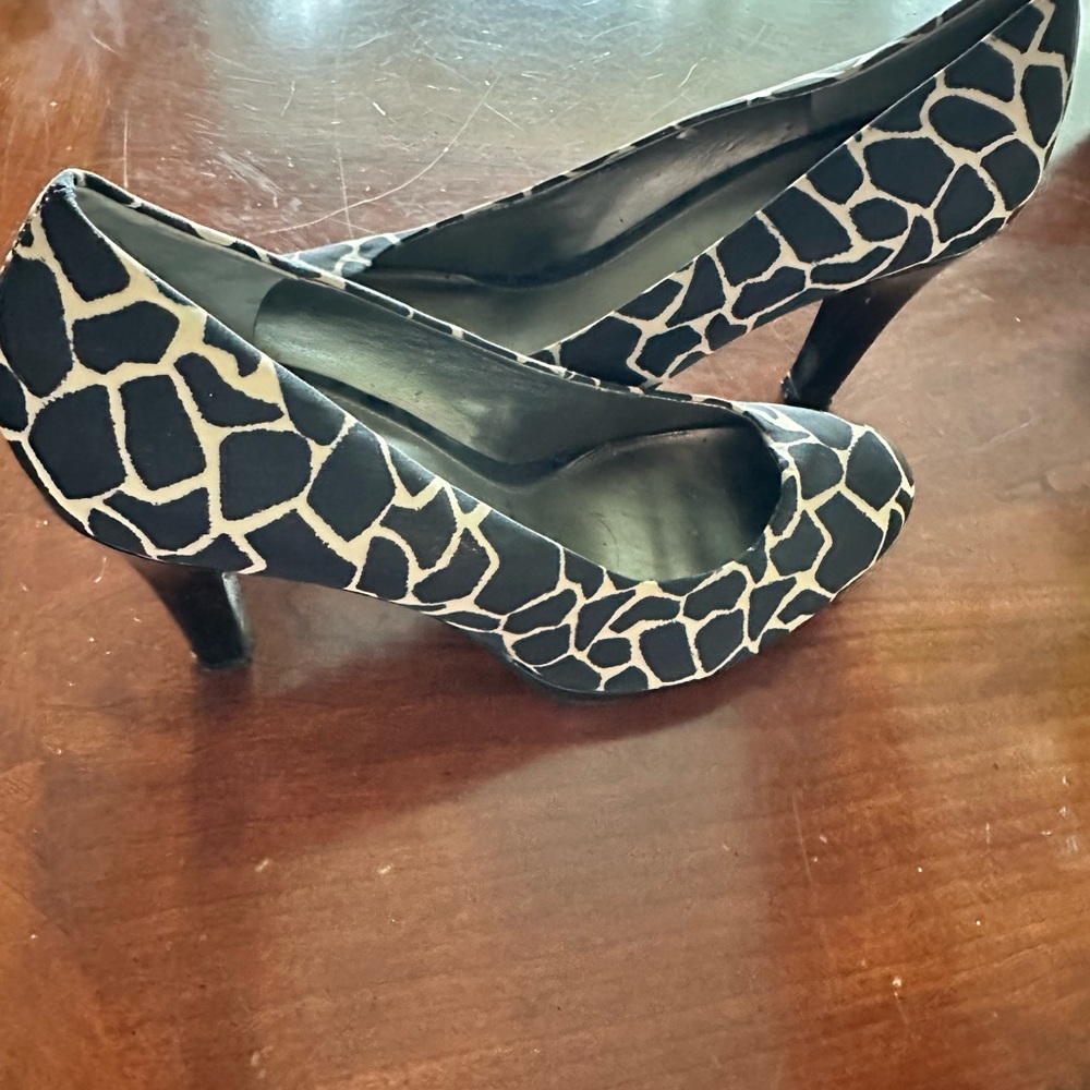 Bandolino Black and Cream Patterned Heels
